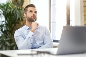Persona intelligente pensa ad una soluzione