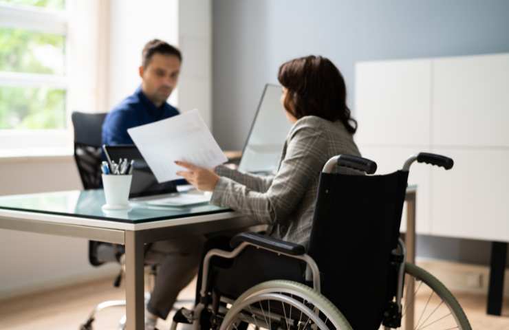 persona disabile davanti scrivania