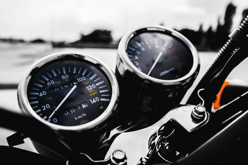 Il contachilometri di una moto da strada