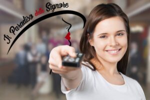 Ragazza con telecomando e logo Il Paradiso