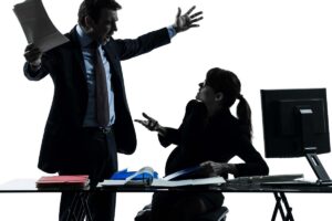 persone che discutono al lavoro