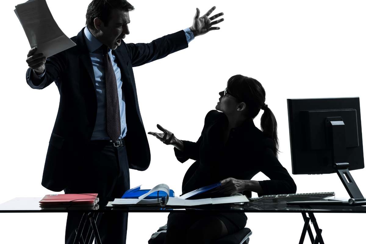 persone che discutono al lavoro