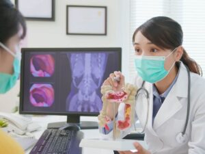 medico che spiega a paziente posizionamento del tumore
