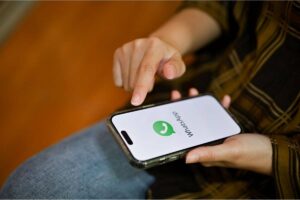 persona che usa whatsapp