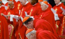 Cardinali in preghiera