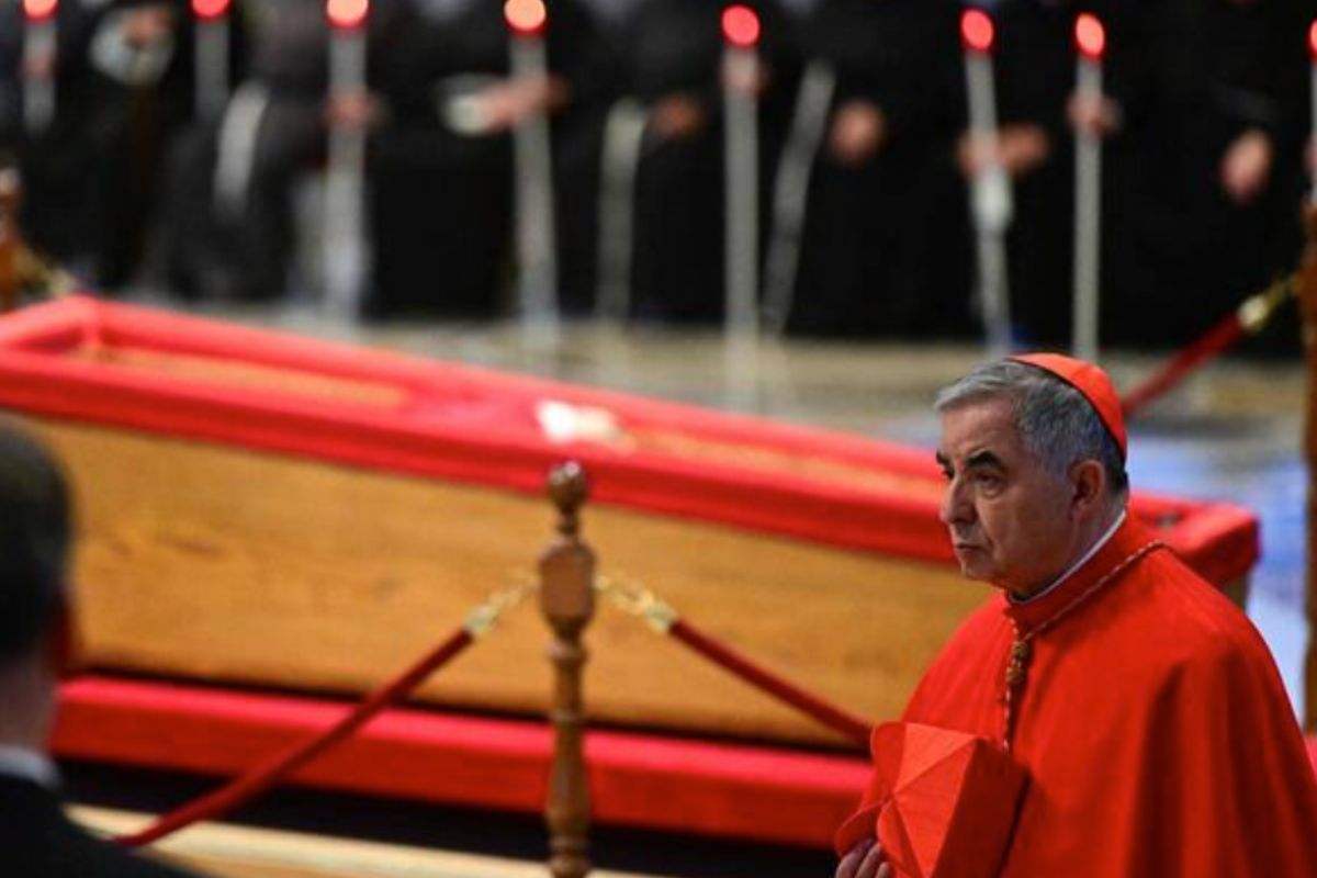 Il cardinale Becciu al funerale del Papa